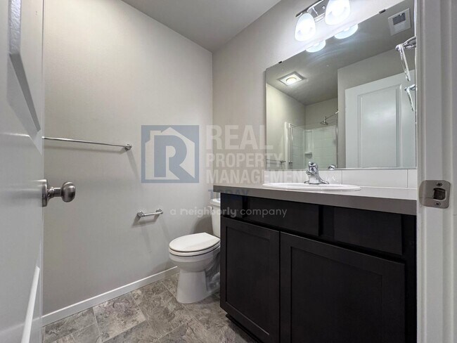 Building Photo - Spacious Modern 5-Bedroom Home with 3-Car ...