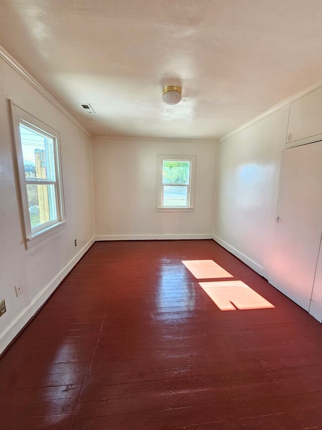 Building Photo - Original 1904 Style Home