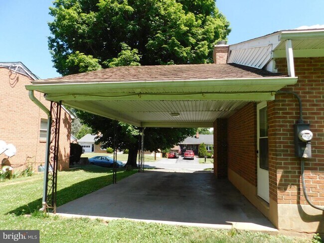 Building Photo - 331 George St