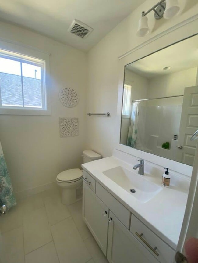 Building Photo - 225 Airlie Dr