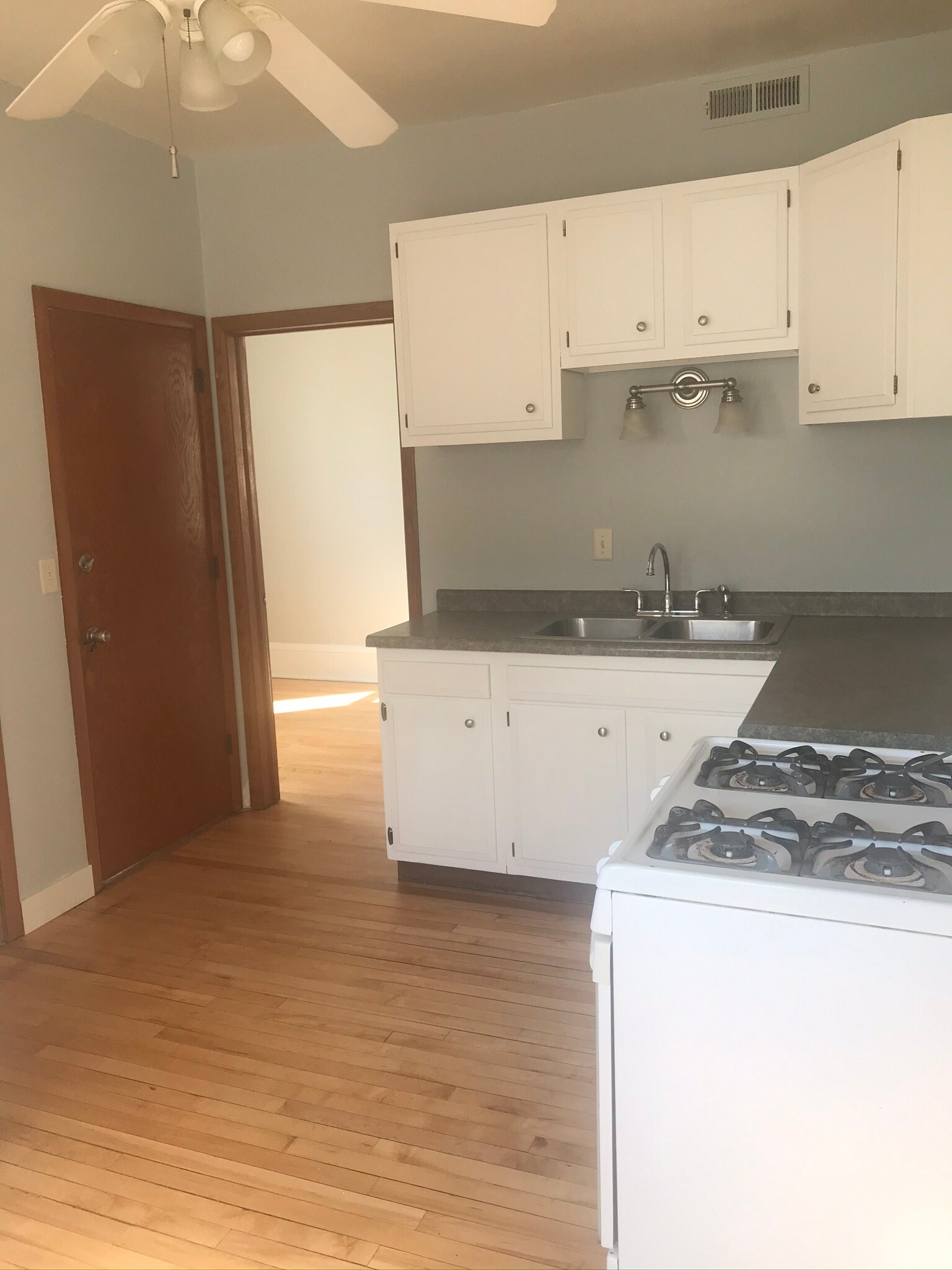 Building Photo - 712 6th St NE