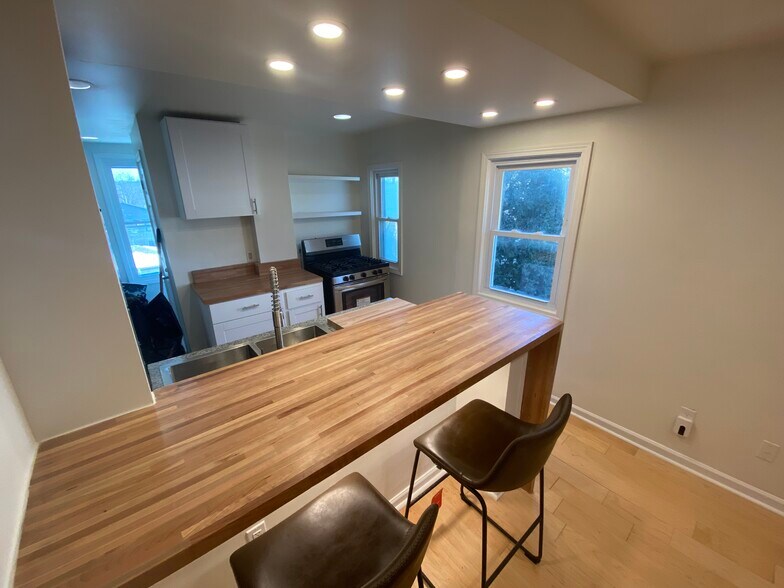 Building Photo - 2547 N Oakland Ave