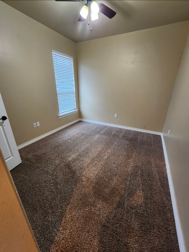 Building Photo - 3 bed 2 bath home