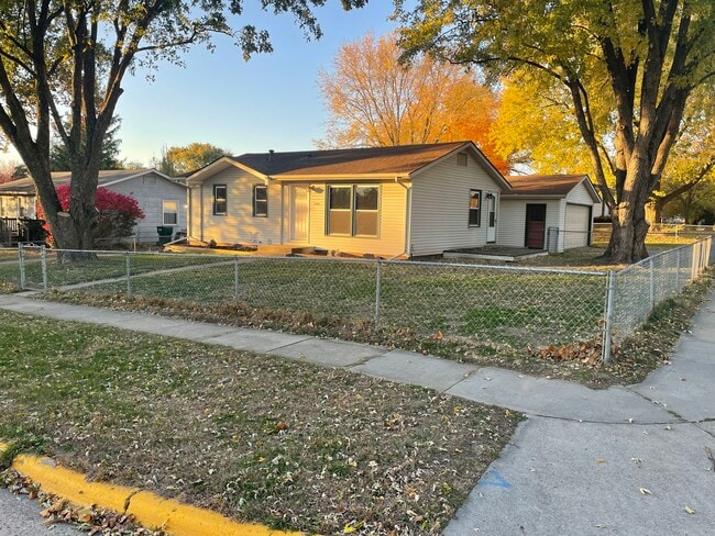 Building Photo - 4901 Schubert St