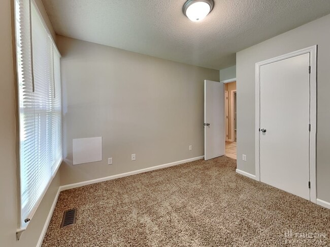 Building Photo - 3336 Castlegate Dr