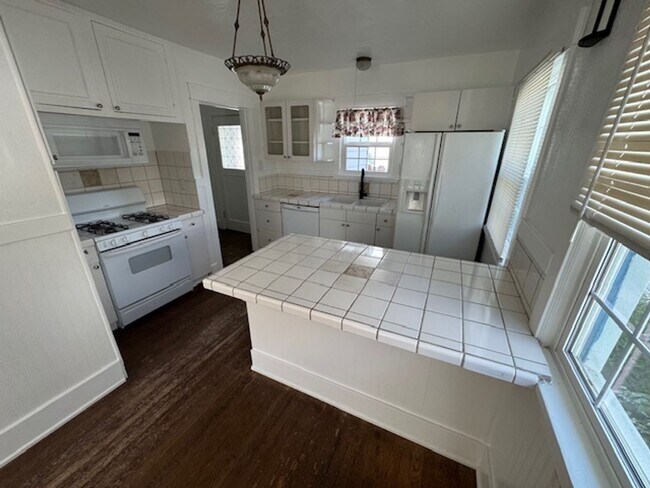 Building Photo - 3 Bedroom, 1 Bathroom Home - Located near ...