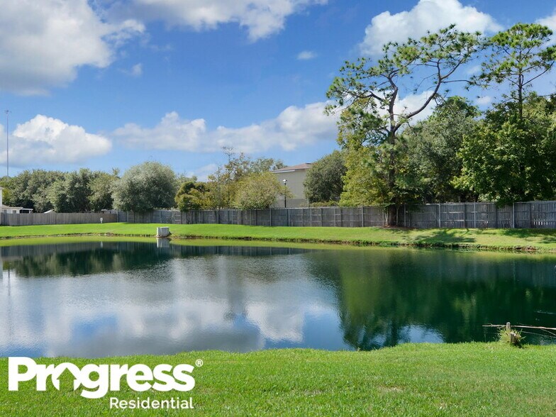Building Photo - 8448 Oak Crossing Dr W