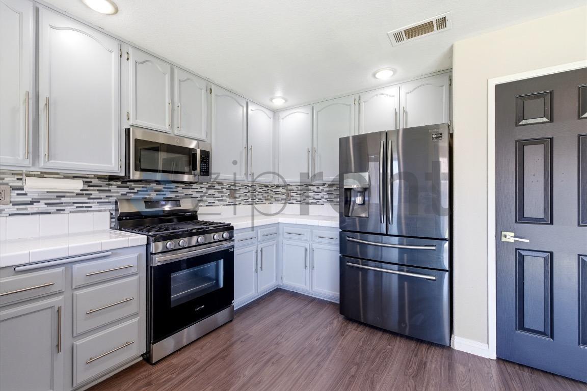 Building Photo - 27165 Hemingway Ct