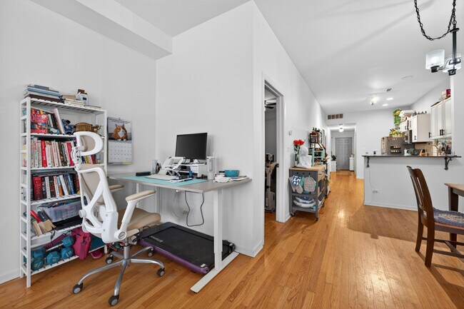 Building Photo - 3115 N Oakley Ave