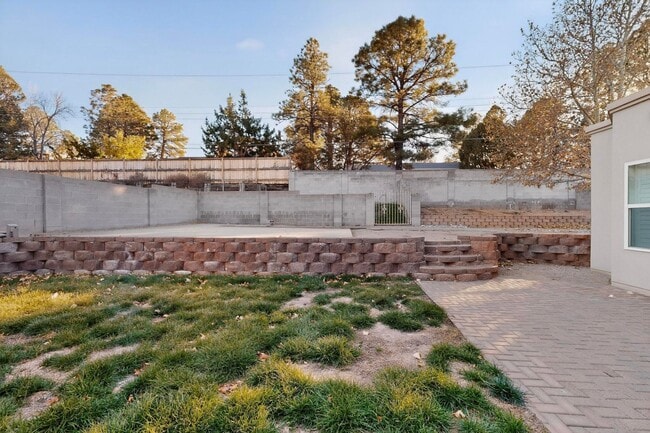 Building Photo - FOUR HILLS Executive Rental 4/5 BD 4/BA