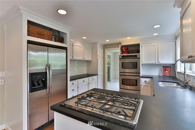 Building Photo - 4 bd 2.5 bathroom single family home in Bellevue