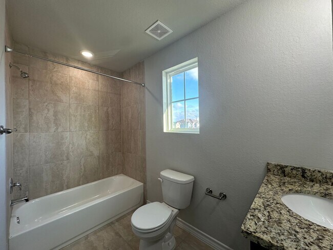 Building Photo - Town home for rent