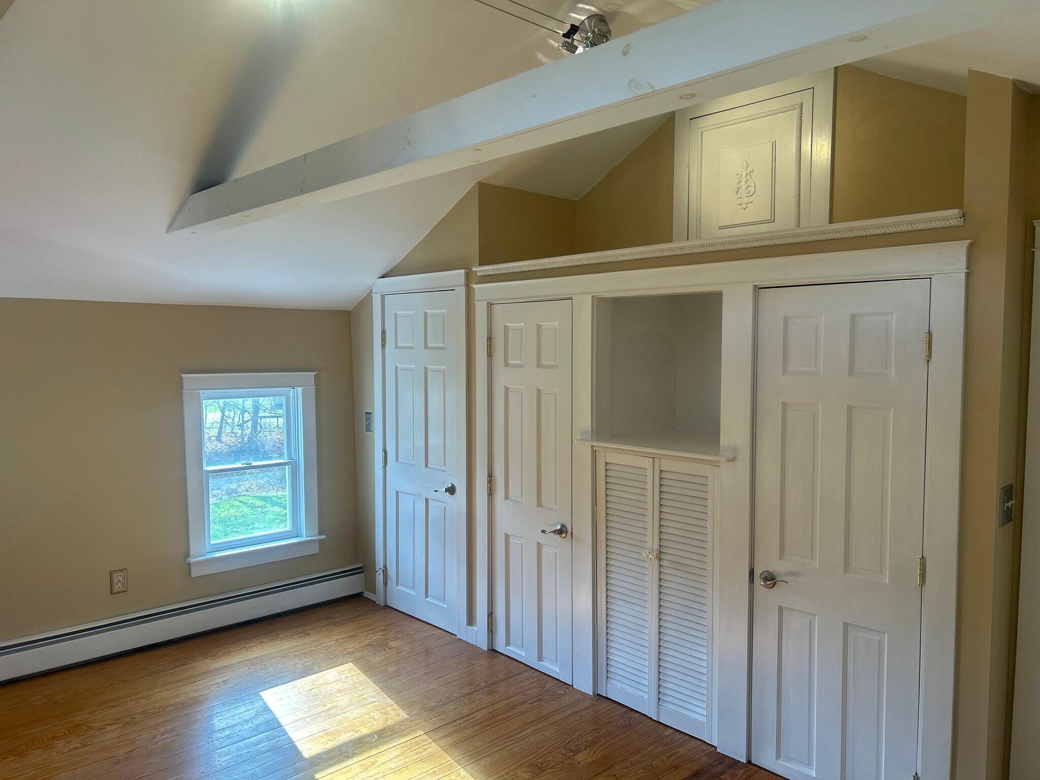 Building Photo - 303 Waterbury Hill Rd