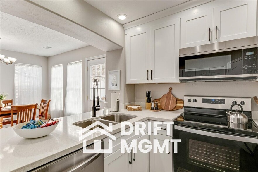 Building Photo - 184 E Rideout Hall Ln