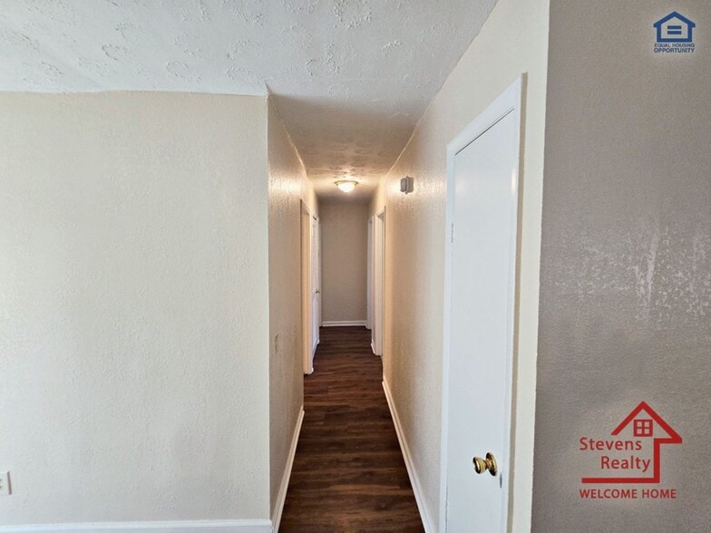 Building Photo - 210 Holly Berry Ln