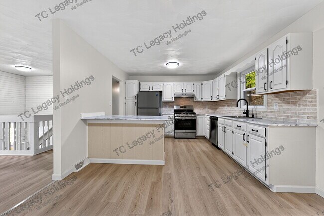 Building Photo - 320 Diamond Ave