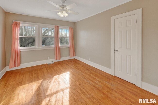 Building Photo - 2601 W Kenwood Ave