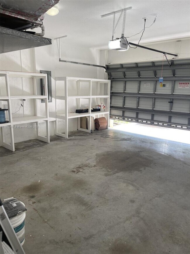 Building Photo - 3725 NE 10th Ct