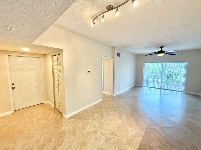 Building Photo - ** NAPOLI ** 2 BED / 1 BATH - CONDO - GREA...