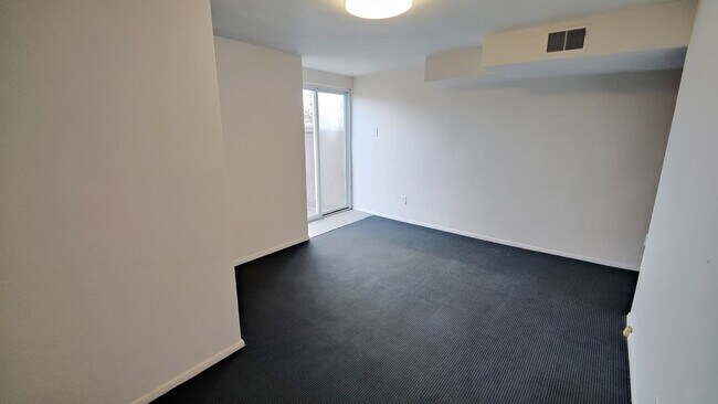 Building Photo - *Recently Updated 2BD/1.5BA Single Family Home Available for Rent in Mt Washington*