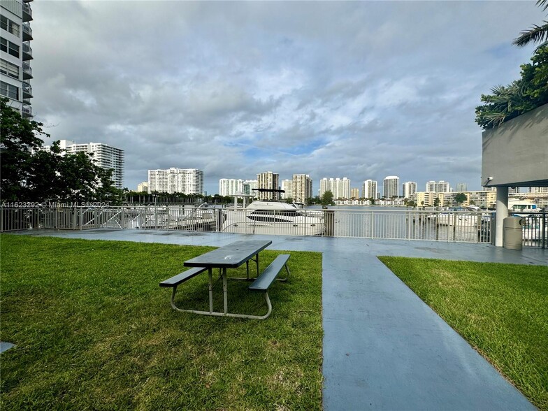 Building Photo - 18061 Biscayne Blvd