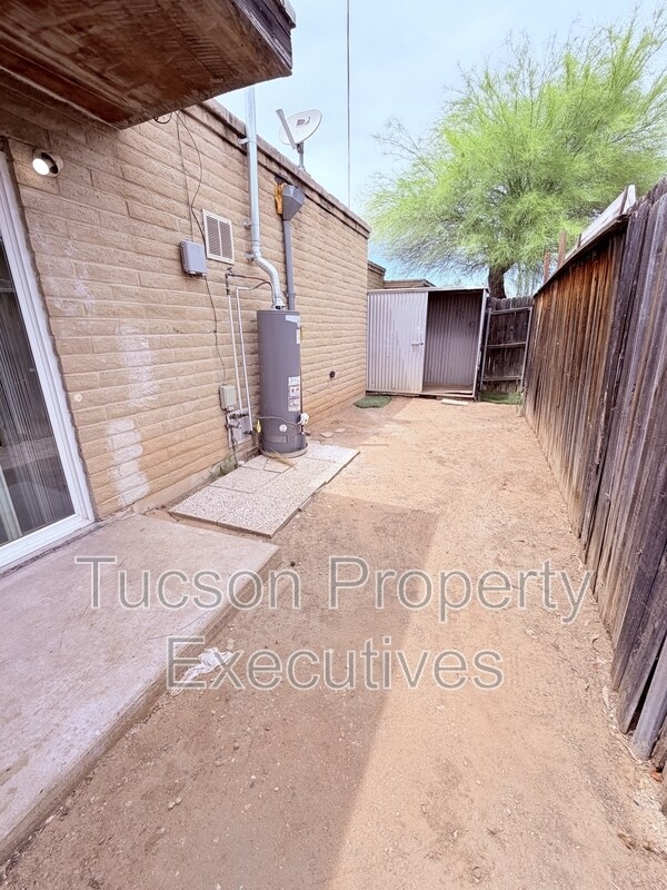 Building Photo - 319 E Blacklidge Dr