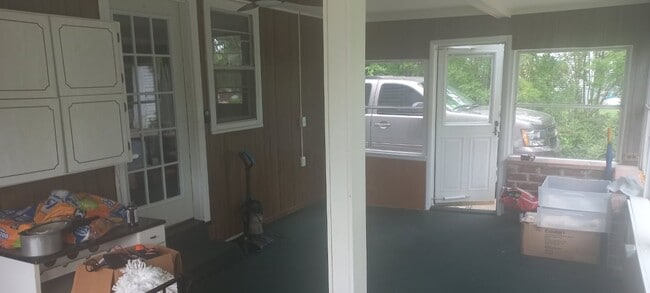 Building Photo - 4 BEDROOM HOME IN MILLCREEK
