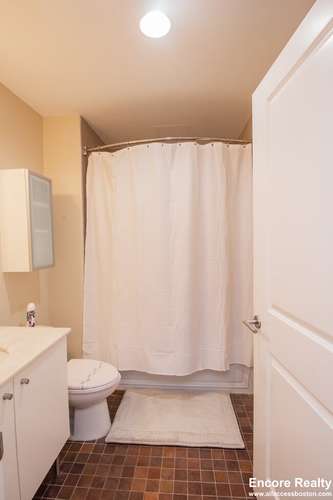 Building Photo - 16 Miner St