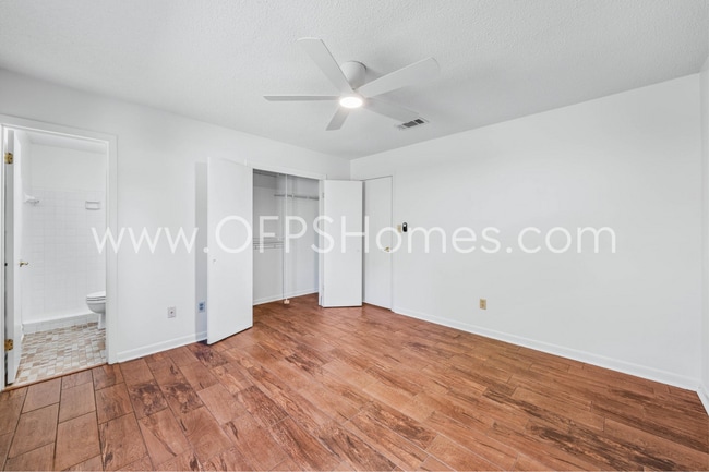 Building Photo - AVAILABLE NOW... 3/2 in Destin!!
