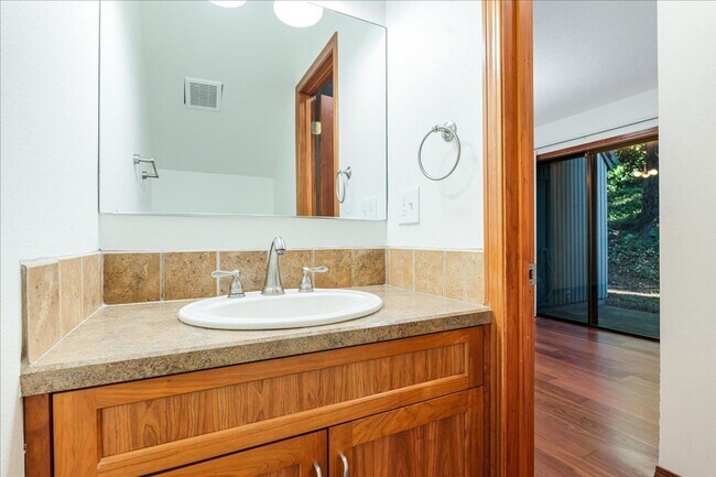 Building Photo - Lovely 3 bedroom, 2.5 bath townhouse with ...