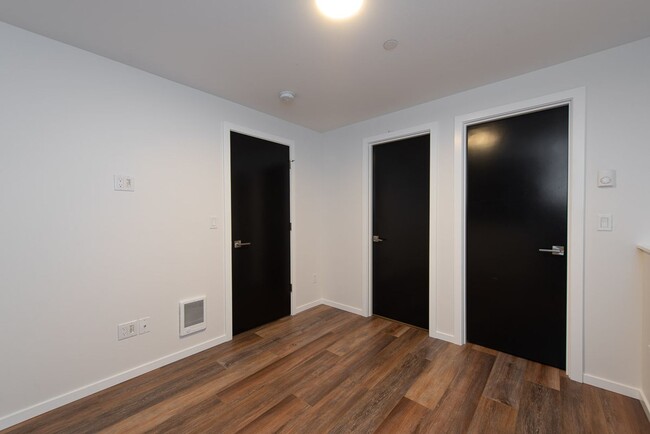 Building Photo - Modern New Construction Townhome | EV Park...