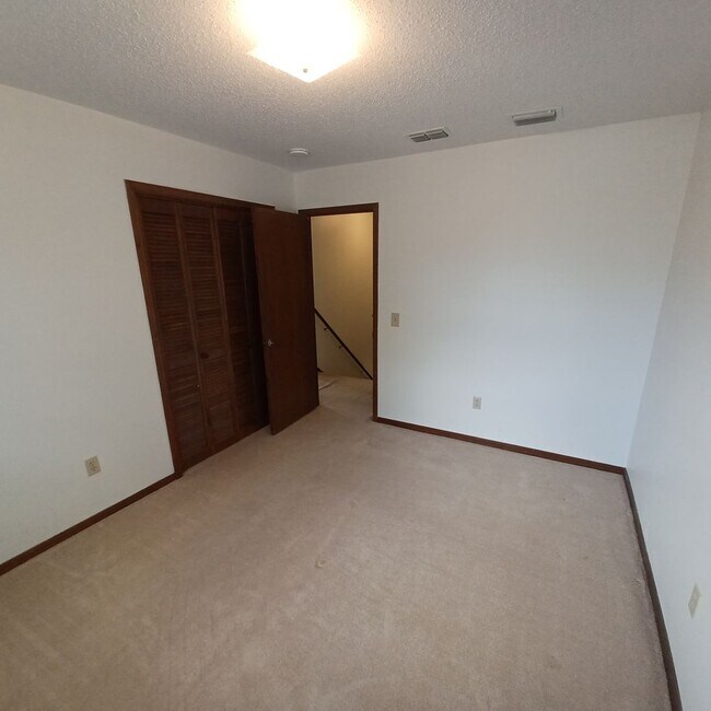 Building Photo - 2295 Foxwood Dr