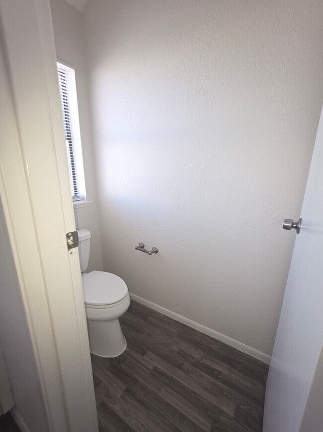 Building Photo - Beautiful CONDO 2 Bedroom- 2 Bath