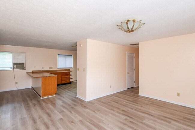 Building Photo - DAYTON, OH - GREENWICH VILLAGE - 3 BED, 1....