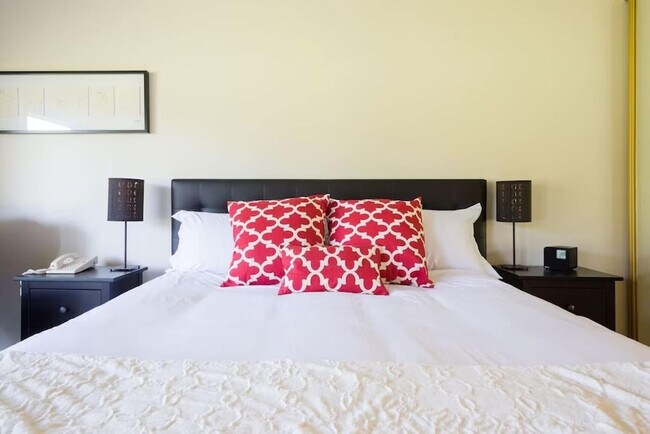 Building Photo - 668 Cottage Dr