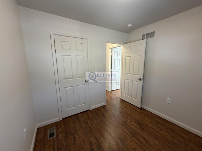 Building Photo - 319 Willow Dr