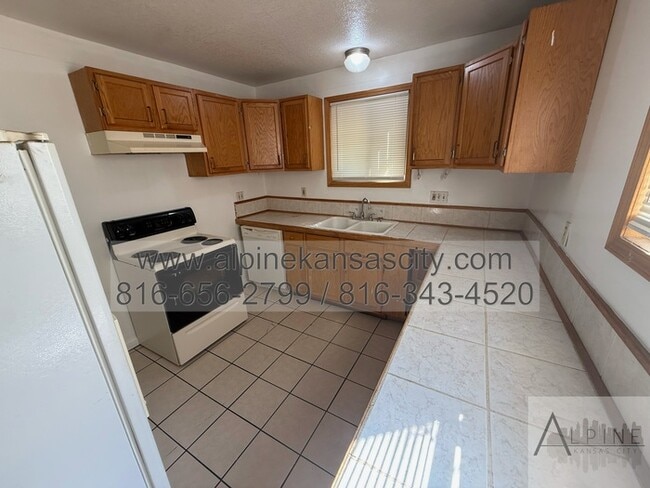 Building Photo - Super Affordable HOUSE In Center School Di...
