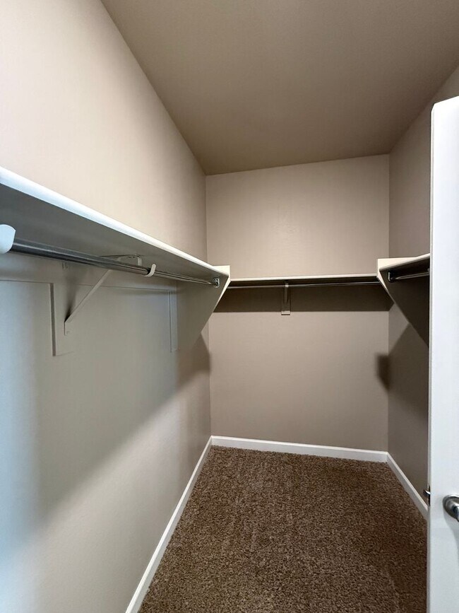 Building Photo - Beautiful Newer 4 Bedroom 3 Bathroom Anthem at Merrill Ranch Home!