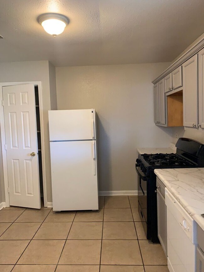 Building Photo - 8018 Gus St