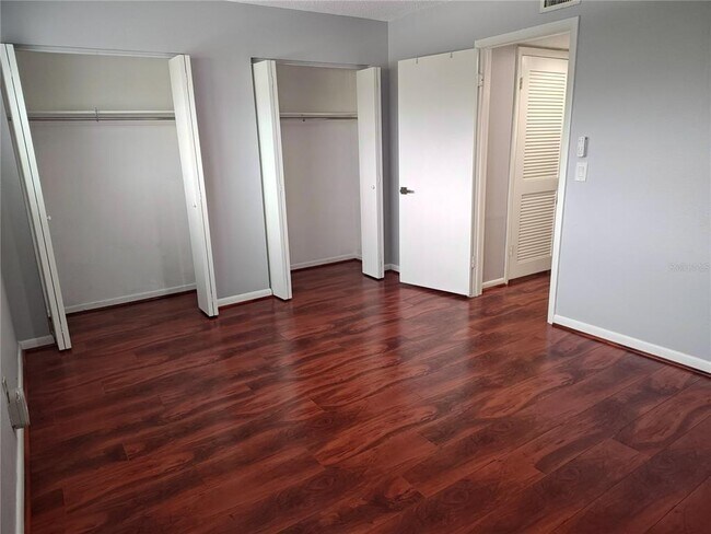 Building Photo - 2525 W Bay Dr