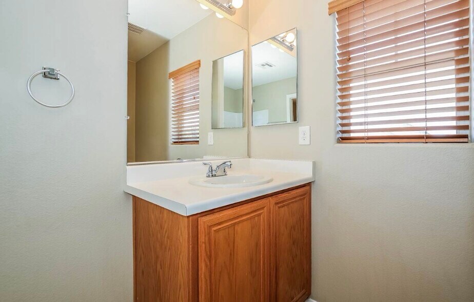 Building Photo - 5024 Valley Dr