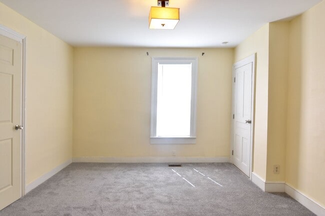 Building Photo - 2207 Roberts St