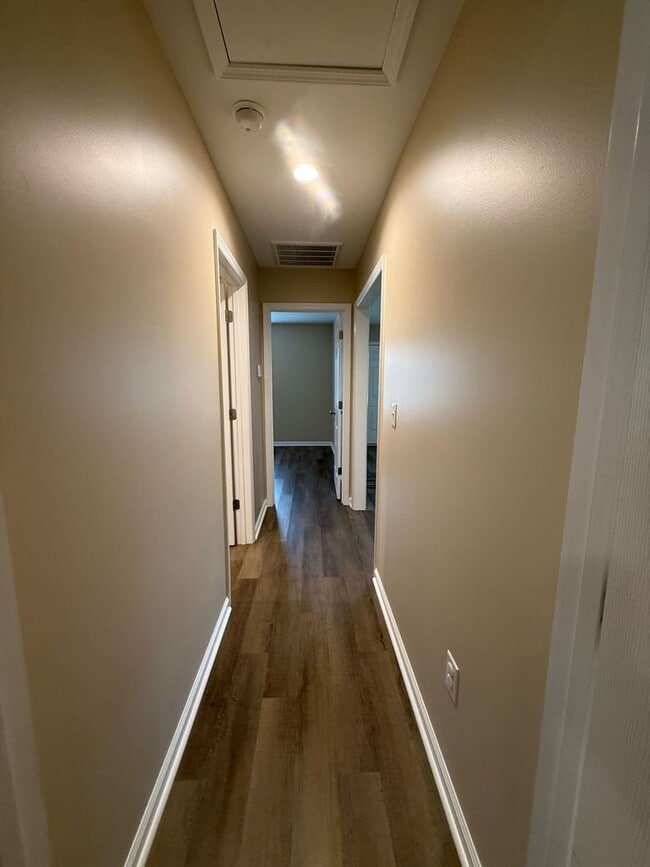 Building Photo - Nice 2 Bedroom, 2 bath duplex