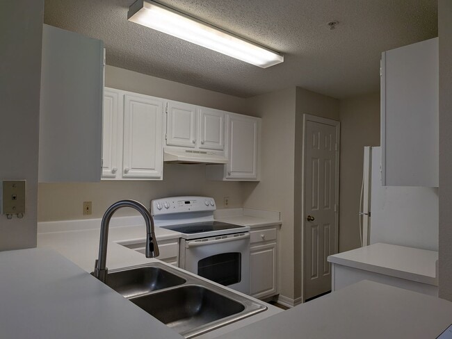 Building Photo - 3/2 Condo, Villas at Lakeside in Oveido