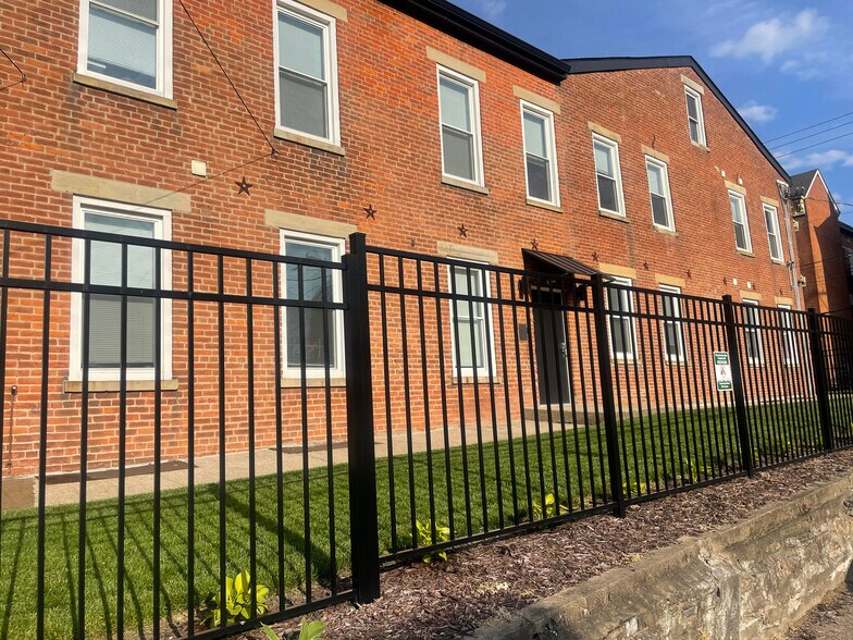 Gated Yard - 216 Findlay St