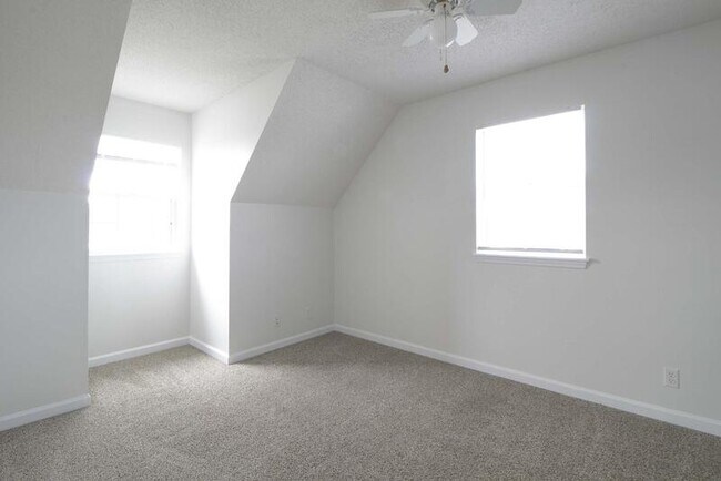 Building Photo - 606 Artic Ave