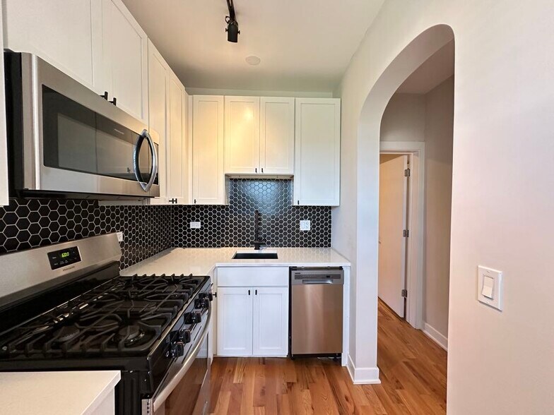 Building Photo - 659 W Wrightwood Ave