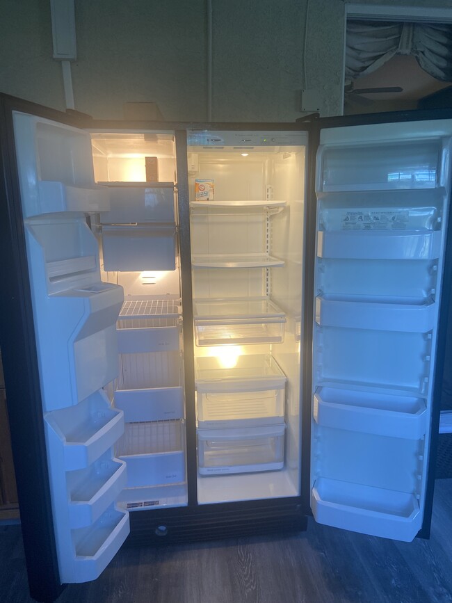 full size refrigerator w/ice maker & water filter - 8113 Laguna Brook Way