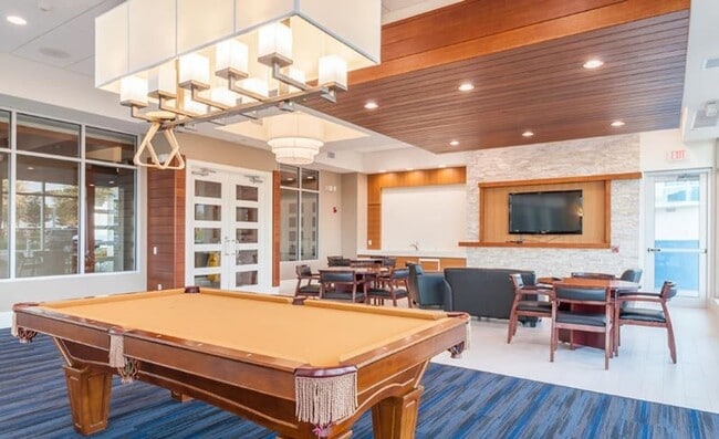 Building Photo - Direct riverfront 3 bedroom 3 bath