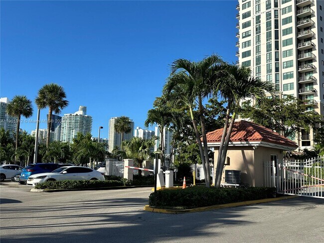Building Photo - 400 Kings Point Dr
